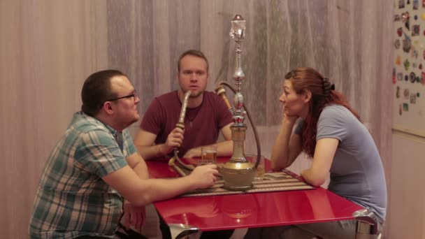 Les gens fument la chicha et parlent 