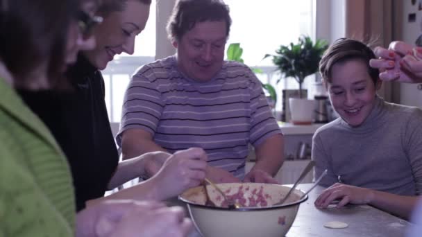 Papa lehrt seinen Sohn Knödel formen — Stockvideo