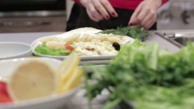 Kadın bir plaka üzerinde bir balık süslemeleri