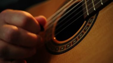 Adam bir arabulucu yardımı ile gitar çalmak
