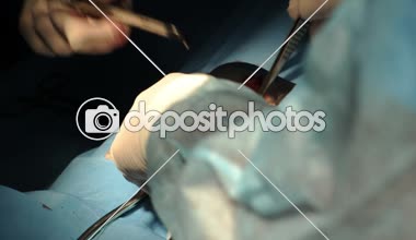 Cerrah onun bacak üzerinde bir işlem yapar