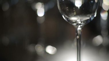 Şarap cam kadehi dökülür