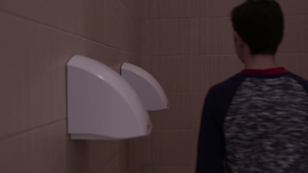 Adolescent garçon sec mains sur les mains sèche dans toilettes — Video