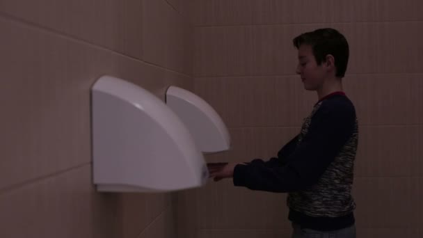 Adolescente menino seca as mãos — Vídeo de Stock