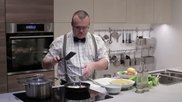Малн-риба смажать стейки на сковороді — стокове відео