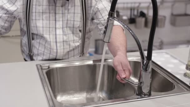 De man is het drinken van leidingwater uit de kraan — Stockvideo