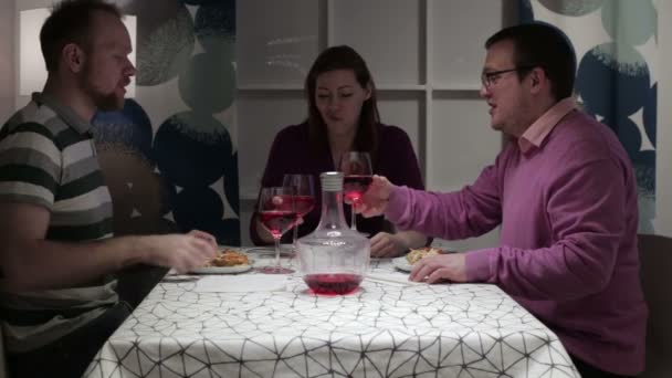 Η ομάδα των ανθρώπων που έχοντας το γεύμα στο τραπέζι — Αρχείο Βίντεο