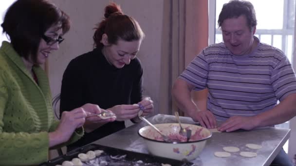 Un grupo de personas en una mesa de albóndigas de molde — Vídeos de Stock