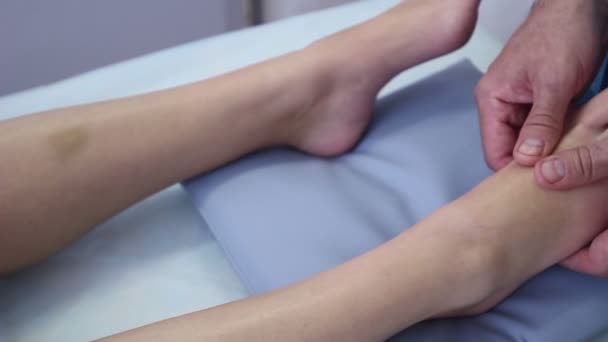 Pernas de massagem, pés — Vídeo de Stock