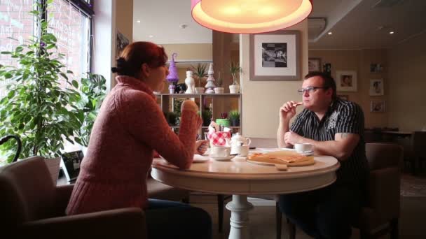 Vrouw en man pizza eten in café — Stockvideo