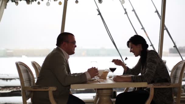 Man en vrouw eten in een restaurant — Stockvideo