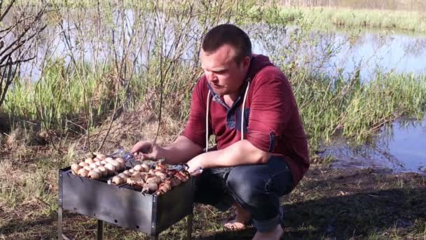 Man FRY kebabs outdoors on the grill — Stock Video