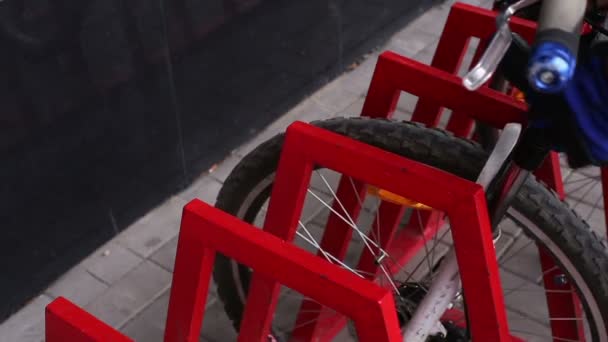 Menselijke handen aan het slot van de fiets vastgezet — Stockvideo