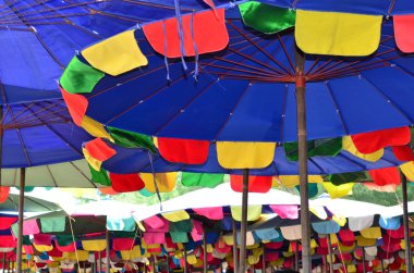 renkli plaj şemsiye