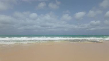 Atlantik Okyanusu 'nun dalgaları kumlu bir sahilde ve Burun Verde' deki Boa Vista adasındaki volkanik kayalarda kırılıyor..