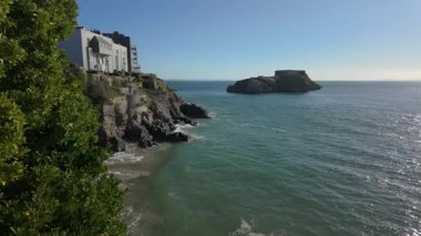 Galler liman kasabası Tenby 'nin güney sahilinde bir yaz günü, St. Catherine Adası' nın yüksek gelgitinde..