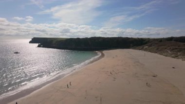 Galler 'in Pembrokeshire sahilindeki Barafundle Körfezi Sahili' nin sakin ve güneşli bir yaz gününde çekilmesini istiyorum..
