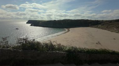 Galler 'in Pembrokeshire sahilindeki Barafundle Körfezi Sahili' nin çekimleri yaz mevsimi..