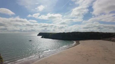 Galler 'in Pembrokeshire sahilindeki Barafundle Körfezi Sahili' nin çekimleri yaz mevsimi..
