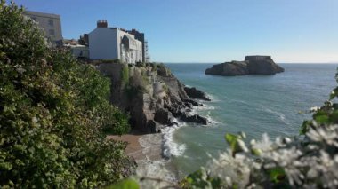 Galler liman kasabası Tenby 'nin güney sahilinde bir yaz günü, St. Catherine Adası' nın yüksek gelgitinde..