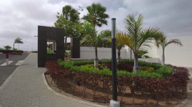 SAL REI, BOA VİSTA, CAPE VERDE - 01 Mayıs 2025 RIU Palace Otel girişindeki otel güvenlik personeli.