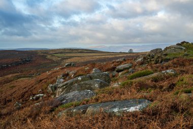 Gritstone, İngiltere, İngiltere 'deki South Yorkshire Tepesi Ulusal Parkı' nda, Mam Tor ve Hope Valley ile Carl Wark 'ta kayalar yapıyor..