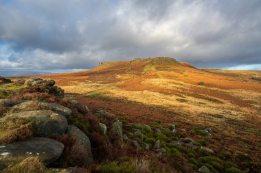 İngiltere 'nin başkenti İngiltere' de bulunan Güney Yorkshire Tepesi Ulusal Parkı 'nda kış gündoğumu sırasında Higger Tor' un İngiliz kırsal manzarası..