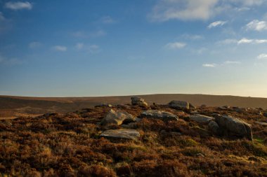 Burbage Vadisi 'nin kış gündoğumu manzarası Güney Yorkshire Tepesi Ulusal Parkı' ndaki Carl Wark 'tan İngiltere' ye.