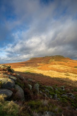 İngiltere 'nin başkenti İngiltere' de bulunan Güney Yorkshire Tepesi Ulusal Parkı 'nda kış gündoğumu sırasında Higger Tor' un İngiliz kırsal manzarası..