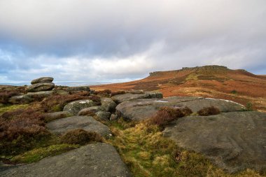 İngiltere 'nin başkenti İngiltere' de bulunan Güney Yorkshire Tepesi Ulusal Parkı 'nda kış gündoğumu sırasında Higger Tor' un İngiliz kırsal manzarası..