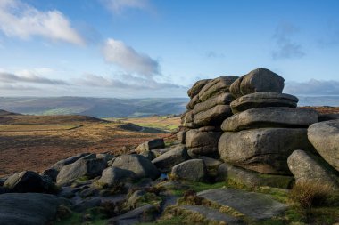 Gritstone, Higger Tor 'da annem Tor ve Hope Valley ile birlikte Güney Yorkshire Tepesi Ulusal Parkı' nda, İngiltere, İngiltere 'de kayalar oluşturur..