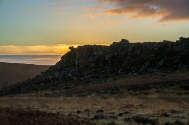 İngiltere 'nin başkenti İngiltere' de bulunan Güney Yorkshire Tepesi Ulusal Parkı 'nda kış gündoğumu sırasında antik Demir Çağ tepe kalesi Carl Wark' ın İngiliz kırsal manzarası..