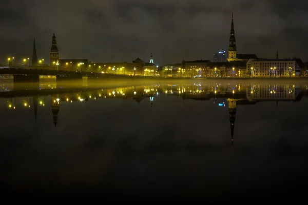Silhueta de Riga na manhã enevoada — Fotografia de Stock