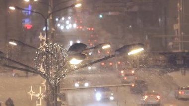 Akşam sokak hafif arabalar ve kar
