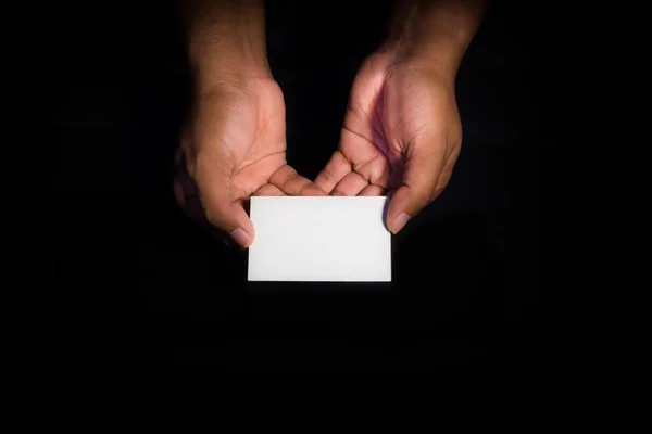 Asiatische Hände halten weiße Karte — Stockfoto