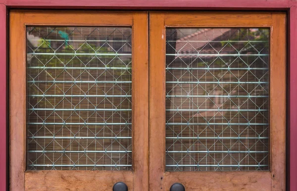 Старые двери антикварного магазина — стоковое фото