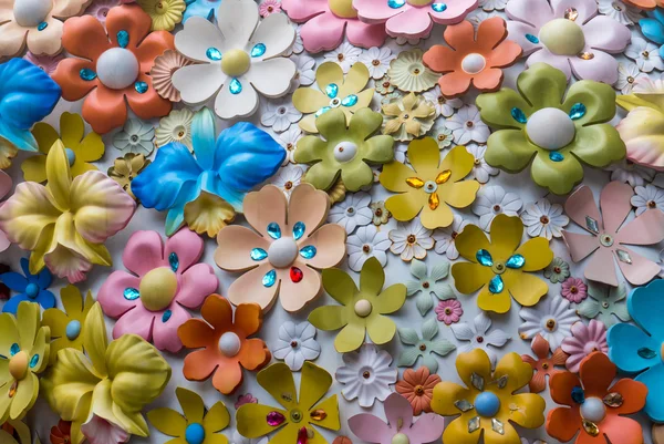 Plastikowe kwiaty na ścianie — Zdjęcie stockowe