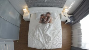 Erkek ve kadın sabah kendi odasında uyan. Üstten Görünüm