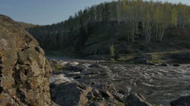 Nehrin yanında bir yürüyüş