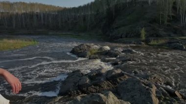 Nehrin yanında bir yürüyüş