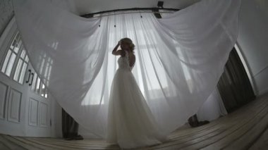 Güzel gelin düğün elbisesini poz