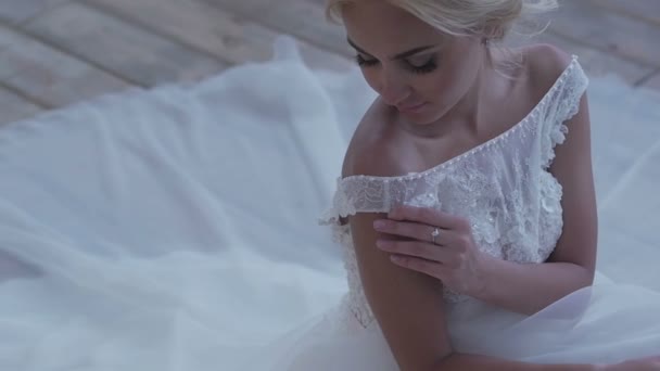 Belle mariée posant dans sa robe de mariée 
