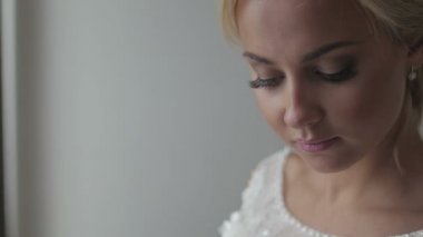 Güzel gelin düğün elbisesini poz