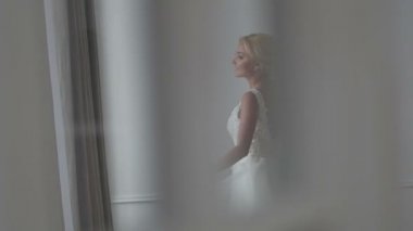 Güzel gelin düğün elbisesini poz