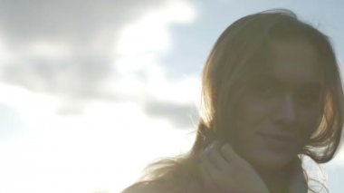 Ağır çekim. güzel kız ormanda yürüyüş