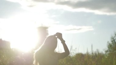 Ağır çekim. güzel kız ormanda yürüyüş