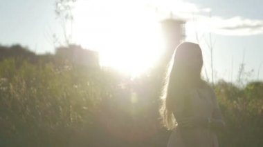 Ağır çekim. güzel kız ormanda yürüyüş