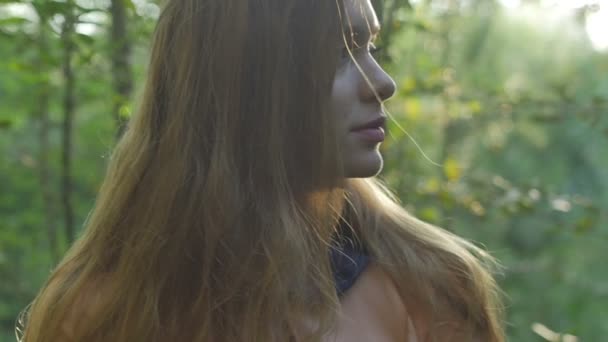 Медленное движение. красивая девушка, гуляющая в лесу — стоковое видео