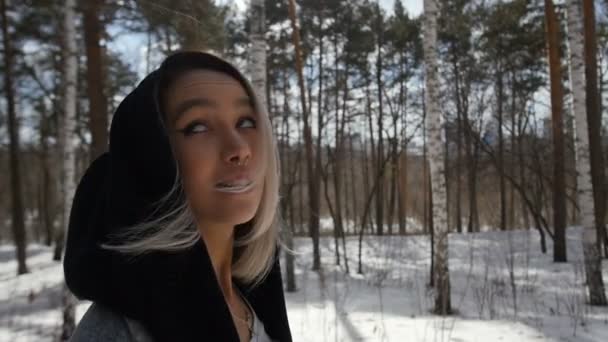 Flicka promenader i vinter skog — Stockvideo