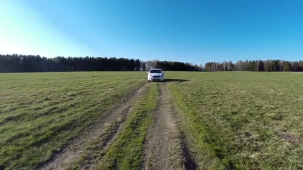 Carro branco vai para o campo — Vídeo de Stock